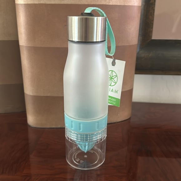 Gaiam *NWT* 22 Ounce Fruit Infuser Water Bottle, BPA Free Non-Toxic, Blue Strap - Picture 13 of 14